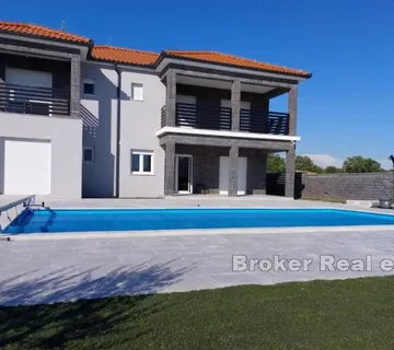 Novoizgrađena vila s bazenom - Poličnik