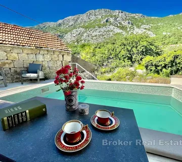 Kamena kuća s bazenom - Omiš
