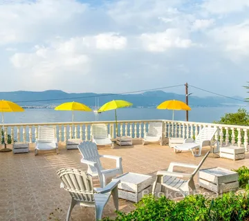 Dvojna apartmanska kuća u prvom redu do mora - Žedno, Trogir