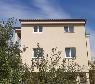 Funkcionalna nekretnina sa 3 apartmana - Rogoznica