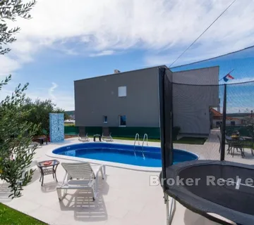 Apartmanska kuća s bazenom - Trogir