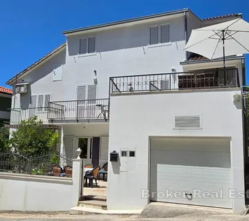 Obiteljska kuća s apartmanima u neposrednoj blizini mora - Makarska