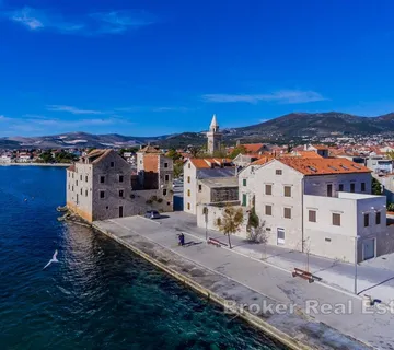 Kamena rezidencija od povijesnog značaja u prvom redu do mora - Kaštel Štafilić, Kaštela