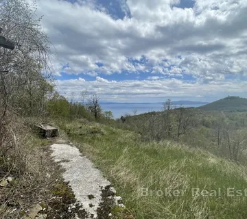 Veliko zemljište s građevinskim dijelom i pogledom na more - Opatija