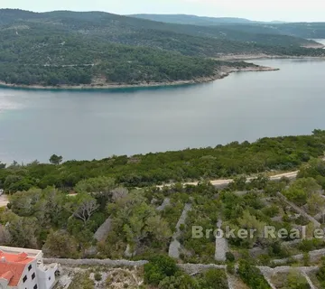 Građevinsko zemljište na atraktivnoj lokaciji - Brač, Brač