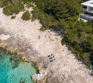 Mediteranska vila smještena uz samu morsku obalu - Korčula