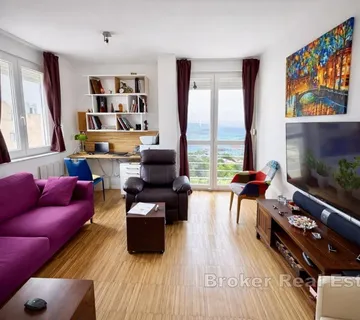 Komforan trosoban stan s otvorenim pogledom na more i grad - Split