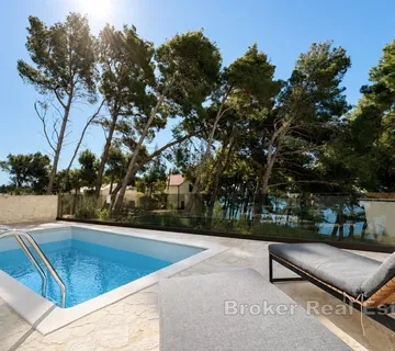 Apartman s bazenom i vrtom, 60 m od mora - Hvar