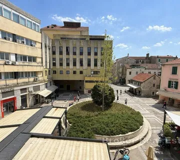 Stan za renovaciju na vrhunskoj lokaciji - Grad, Split grad