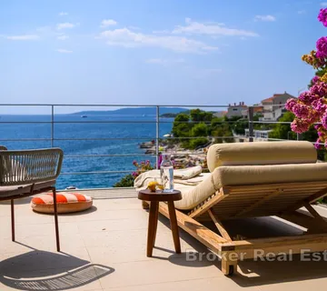 Moderna renovirana kuća na jedinstvenoj lokaciji u prvom redu do mora - Žedno, Trogir
