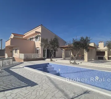 Kuća s bazenom i uređenim dvorištem - Vodice