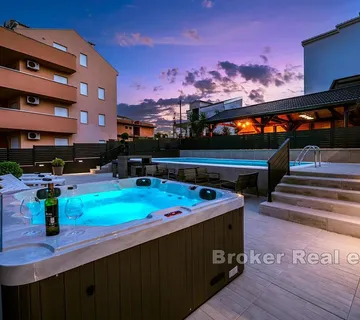 Moderna vila sa šest apartmanskih jedinica - Žedno, Trogir