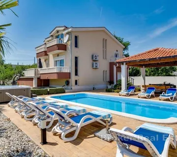 Vila s bazenom i prostranom okućnicom - Kaštel Novi, Kaštela