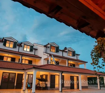 Villa s apartmanima i predivnom okućnicom - Imotski