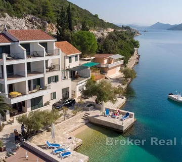 Apartmanska kuća u prvom redu do mora - Ploče