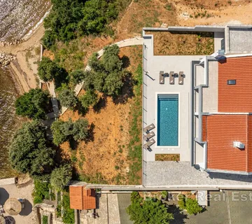 Moderna vila prvi red do mora, s bazenom i direktnim pristupom plaži - Posedarje