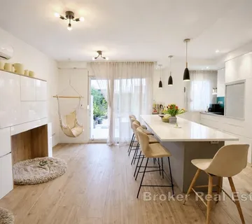 Moderan dvosoban stan s velikim privatnim vrtom - Solin, Split area