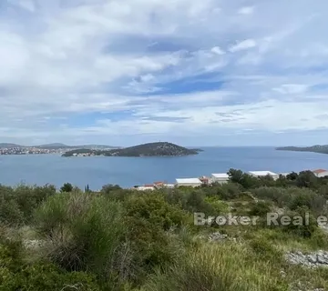 Građevinsko zemljište s panoramskim pogledom na more - Rogoznica