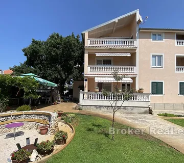 Apartmanska kuća s restoranom - Vodice