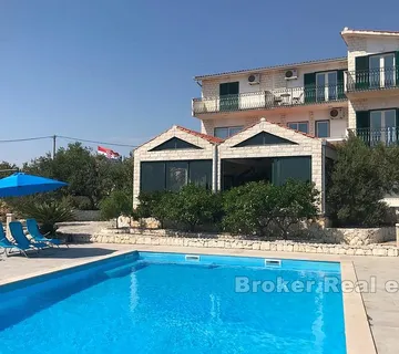 Kuća s bazenom, na prodaju - Rogoznica