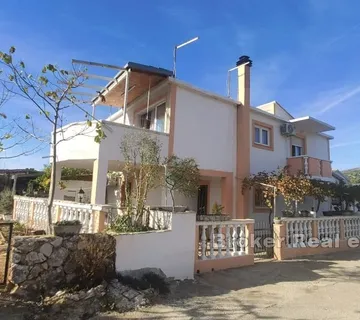 Obiteljska kuća s dvorištem - Marina