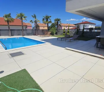 Moderan apartman s okućnicom i bazenom - Krk