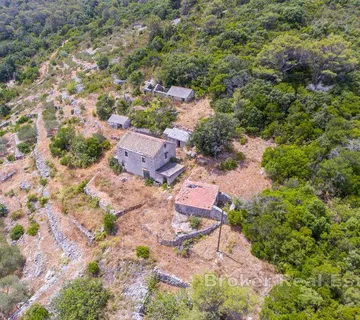 Imanje sa starim kamenim kućama - Vis