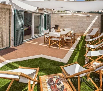 Elegantni apartman s vrtom - Hvar