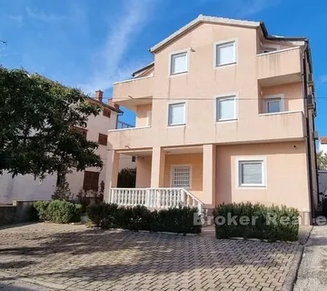 Apartmanska kuća blizu plaže i centra - Vodice