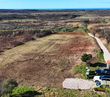 Građevinsko zemljište s pogledom na more i potpunom infrastrukturom - Poreč