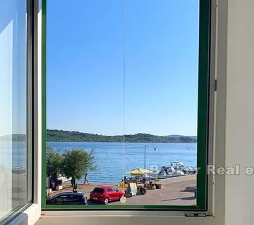Prekrasna kamena kuća u prvom redu do mora - Sibenik, Sibenik
