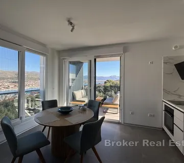 Penthouse stan s pogledom na more i krovnom terasom - Trogir