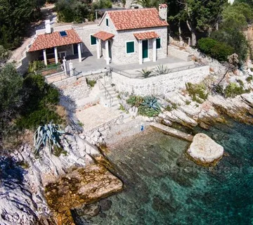 Lijepa kamena kuća uz more, na prodaju - Hvar