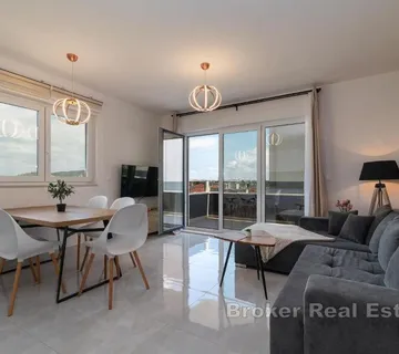 Moderan apartman u novogradnji s bazenom - Trogir