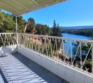 Apartmanska kuća u prvom redu do mora - Hvar