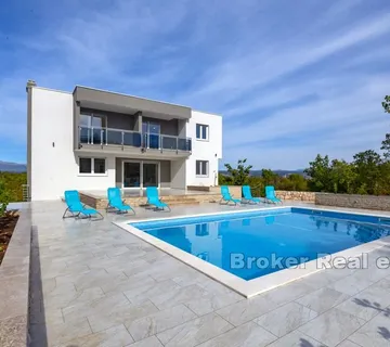 Vila s bazenom i prostranom okućnicom - Makarska