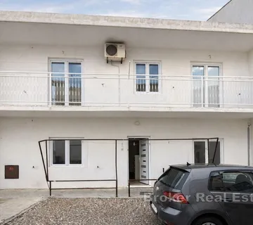 Dvojna kuća s tri stambene jedinice na mirnoj lokaciji - Visoka, Split grad