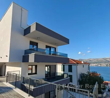 Prostran stan s bazenom i vrtom - Žedno, Trogir