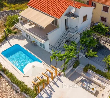 Moderna vila s bazenom - Rogoznica
