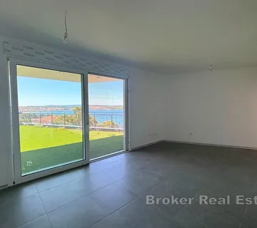 Moderan apartman s vrtom i pogledom na more - Trogir
