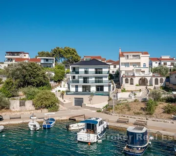 Moderna vila – prvi red do mora u blizini Rogoznice - Rogoznica