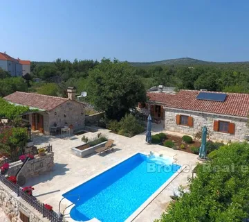 Renovirane kamene kuće s bazenom - Rogoznica