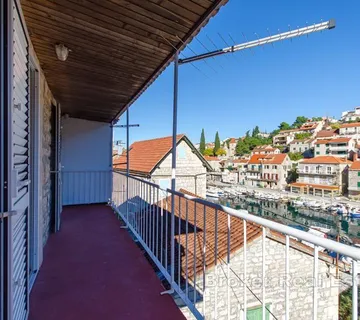 Kamena kuća na rivi - Šolta, Šolta