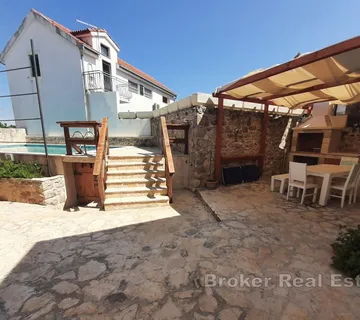 Renovirana kamena kuća s bazenom - Hvar