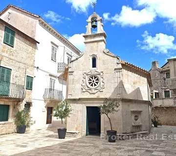 Dvije kamene kuće za obnovu - centar mjesta, blizina mora - Hvar