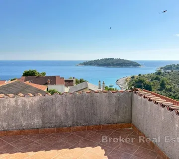 Prostrana kuća 150 m od plaže i očaravajućim pogledom - Rogoznica