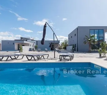 Atraktivan Resort s ukupno 9 vila s bazenom - Vir