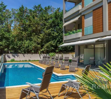 Moderan hotel sa 11 soba i vanjskim bazenom - Trstenik, Split grad