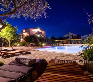 Apartmanska vila s bazenom - Nin