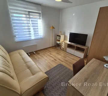 Renovirani stan za dugoročni najam - Bol, Split grad